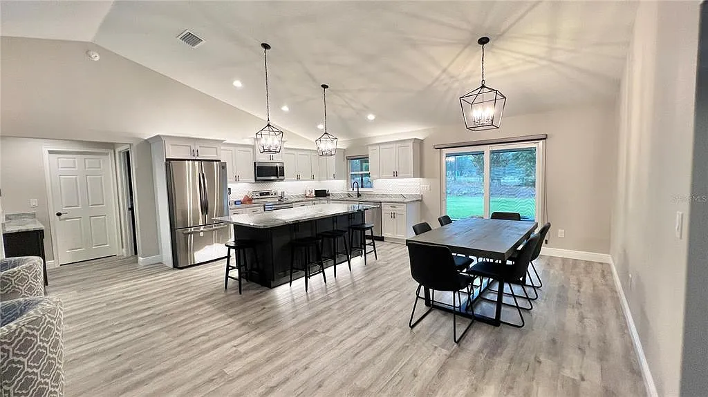 3 bed, 2.0 bath, 1474 sqft, $3,300 — Photo 3