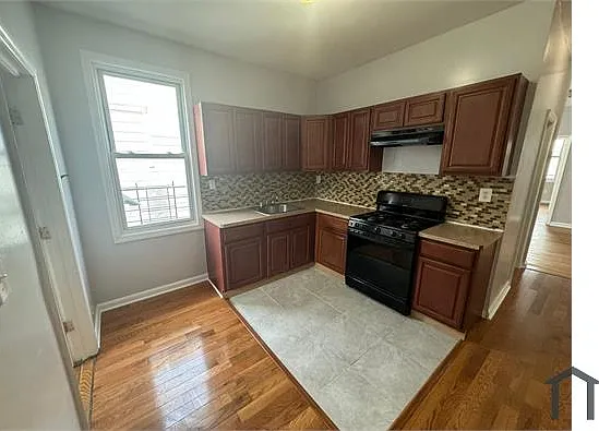 81 Smith St #2R — Photo 1