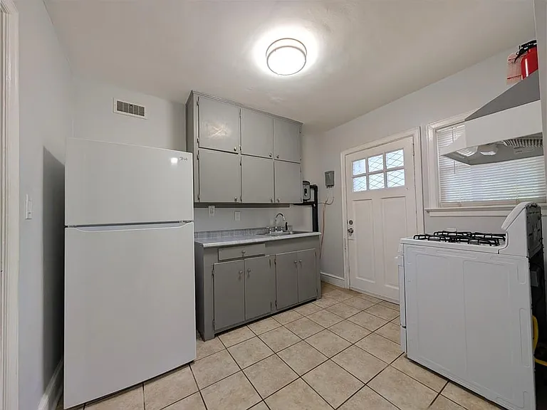 1761 John Calvin Ave #1 — Photo 8