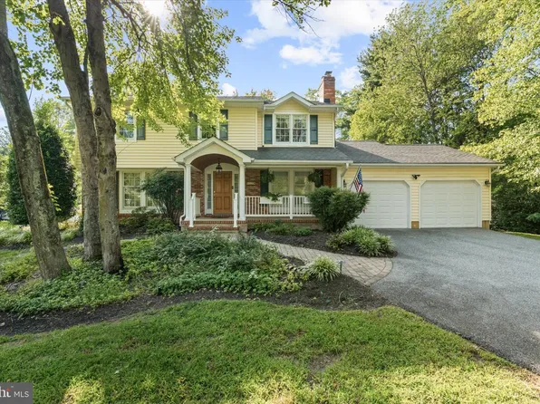 668 White Swan Dr, Arnold, MD 21012