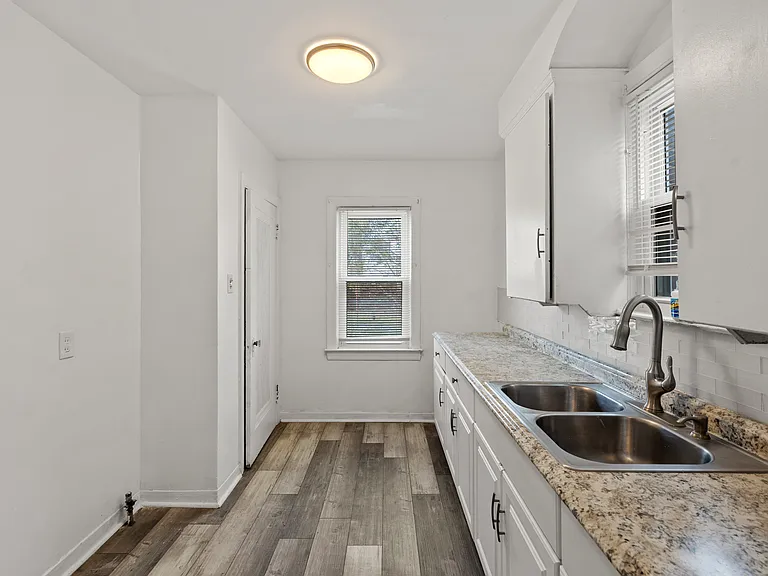 19321 Cliff St — Photo 5