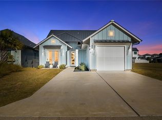 110 Foxtail Ln, Rockport, TX 78382