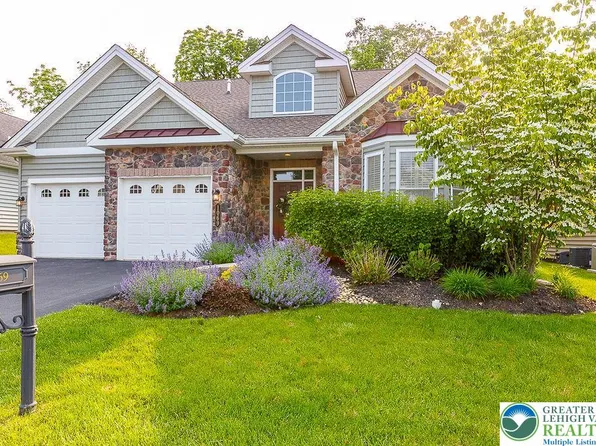 1069 Resolution Dr, Bethlehem, PA 18017