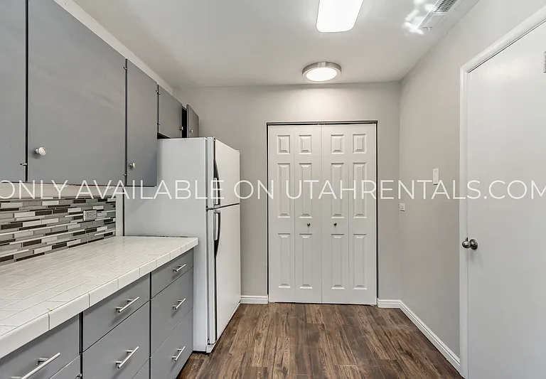 639 N 600 W — Photo 23