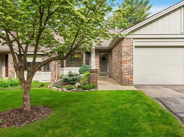 74 Skyline Cir NW, Grand Rapids, MI 49504