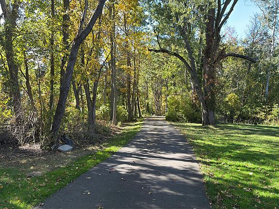 5th image of 9736D Lake Shore Rd