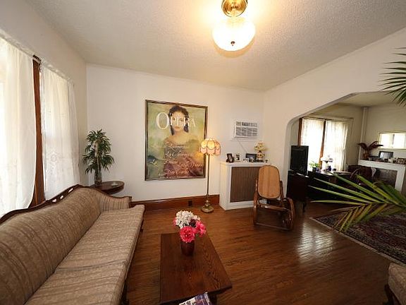 5th image of 811 Edmund Ave