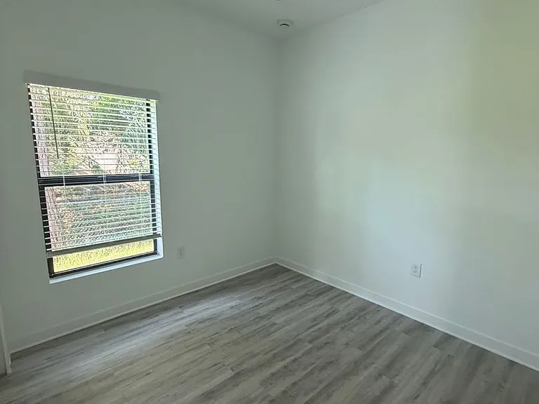 2210 Wayne Ave S — Photo 5