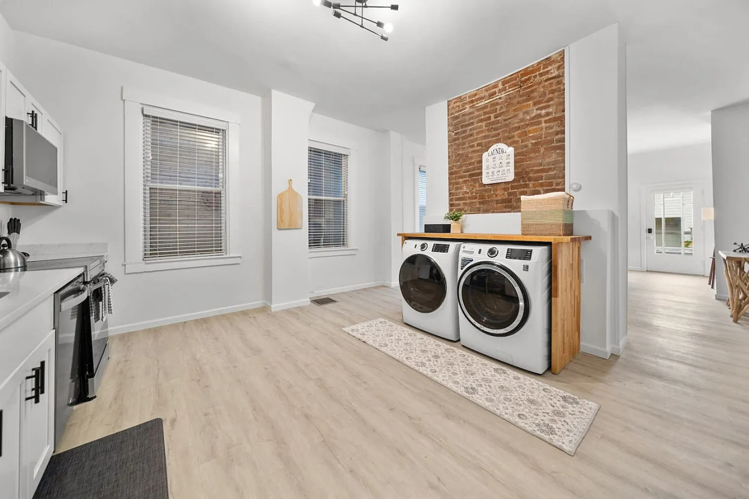 1 bed, 1.0 bath, 1194 sqft, $2,167 — Photo 2