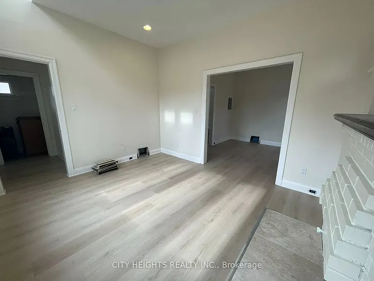 1561 Hurontario St — Photo 24