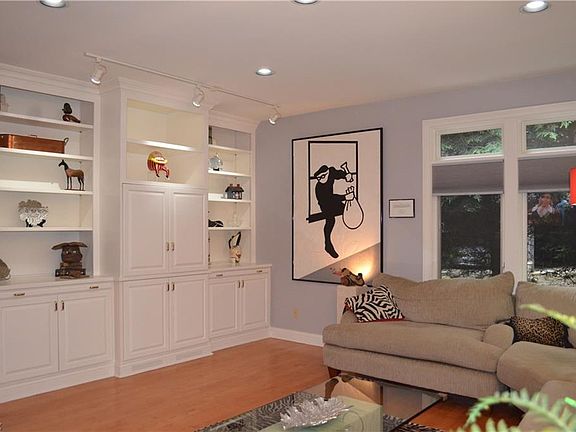 4th image of 635 Shady Ledge Dr