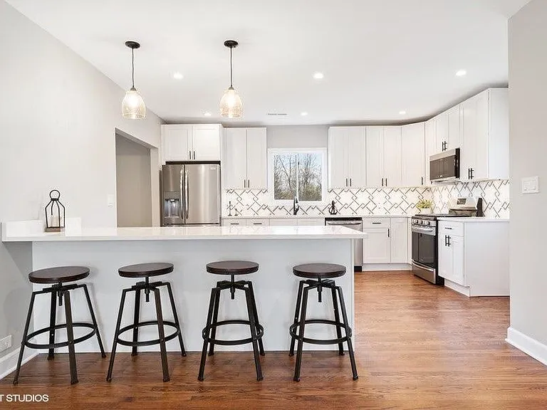 818 E Charles St — Photo 3