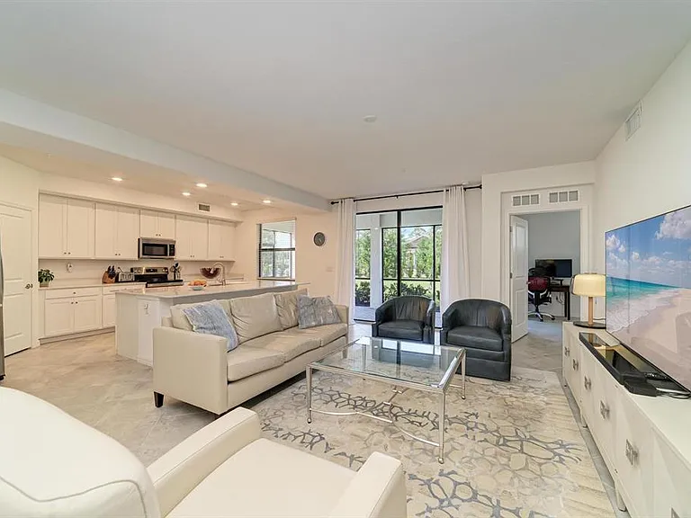 5687 N Honore Ave #411 — Photo 4