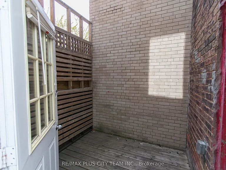 682 Bathurst St #2 — Photo 20