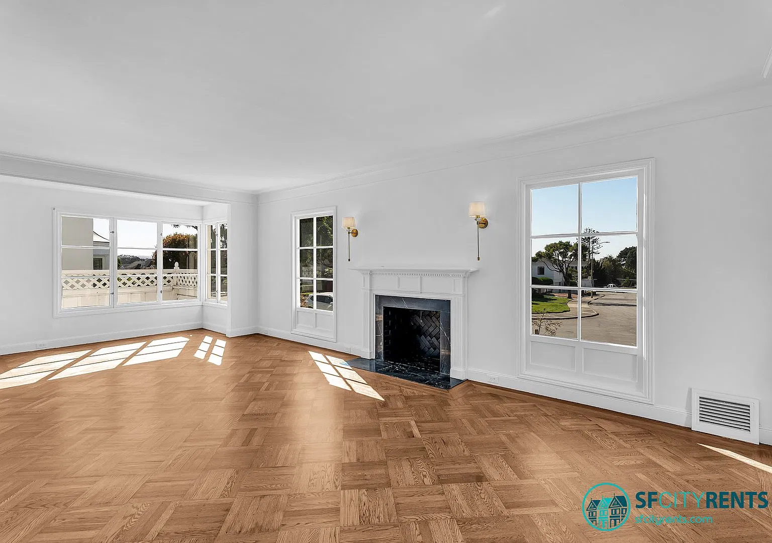 Lakeside: Rarely Available Colonial Art Deco Single Family Home w/ Double Garage — Photo 4