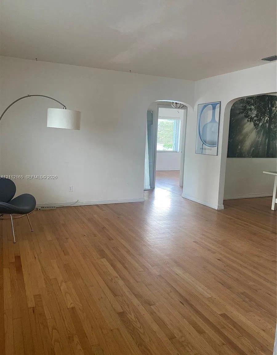 El Capri Courtyards Condo — Photo 2