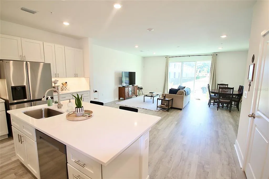 3 bed, 2.5 bath, 1907 sqft, $2,550 — Photo 3
