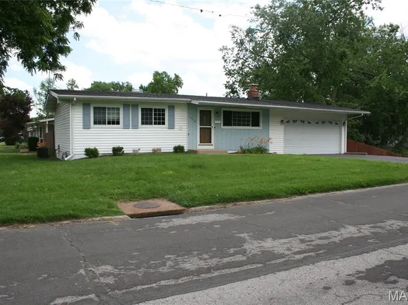 1060 Loveland Dr, Florissant, MO 63031