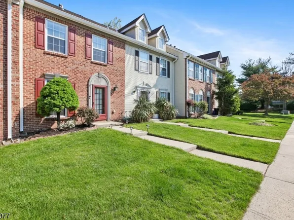 8 Lindsey Ct, Franklin Park, NJ 08823