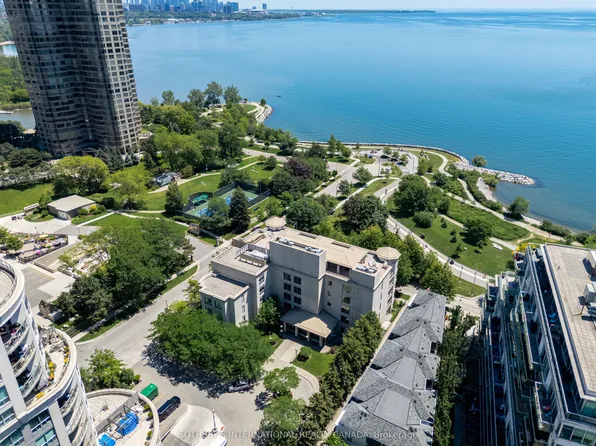 80 Palace Pier Ct #302, Toronto, ON M8V 4C1