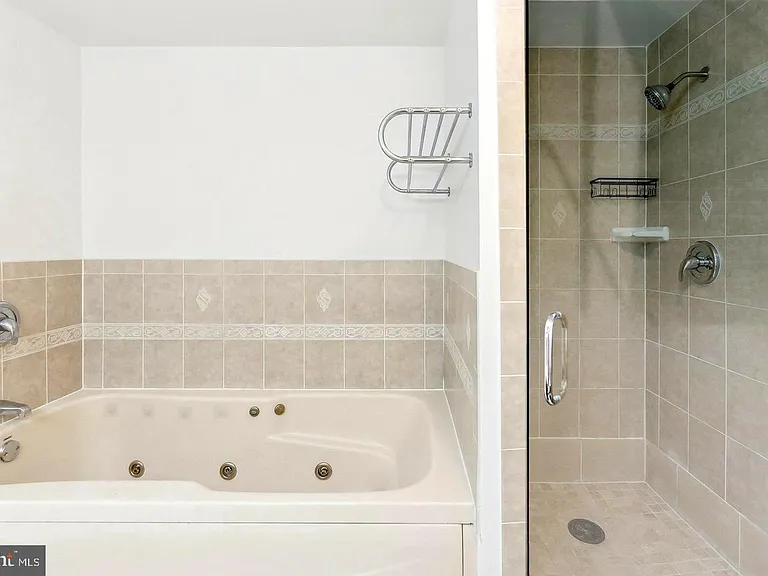 695 W Glebe Rd — Photo 24