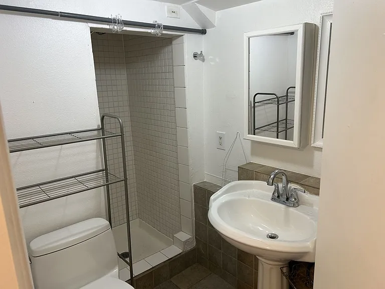 827 Georgia St — Photo 11