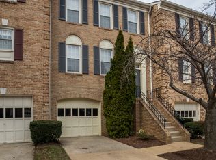 8009 Merry Oaks Ln, Vienna, VA 22182