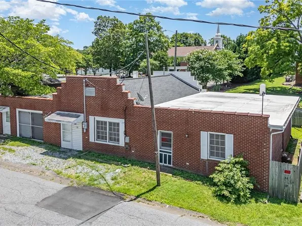 111 W. Starmount Ave., Liberty, NC 27298