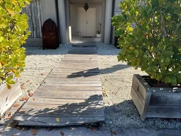 725 Fernwood Rd, Key Biscayne, FL 33149