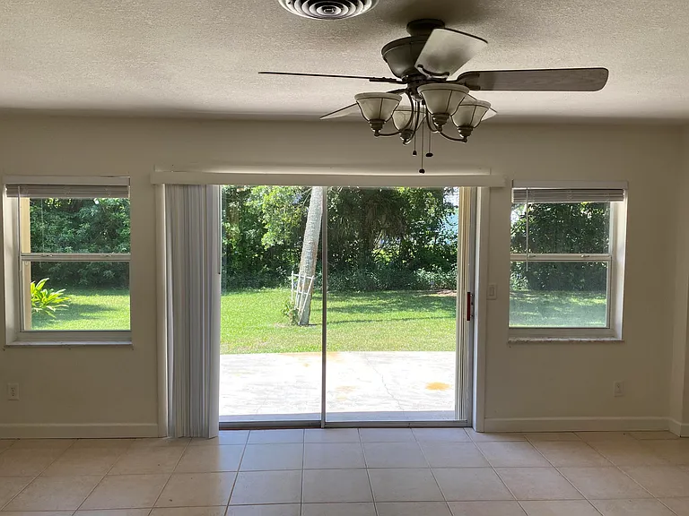 956 Tulip Ln — Photo 11