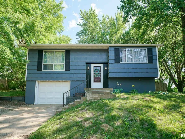 2202 Brookdale Ln, Pekin, IL 61554