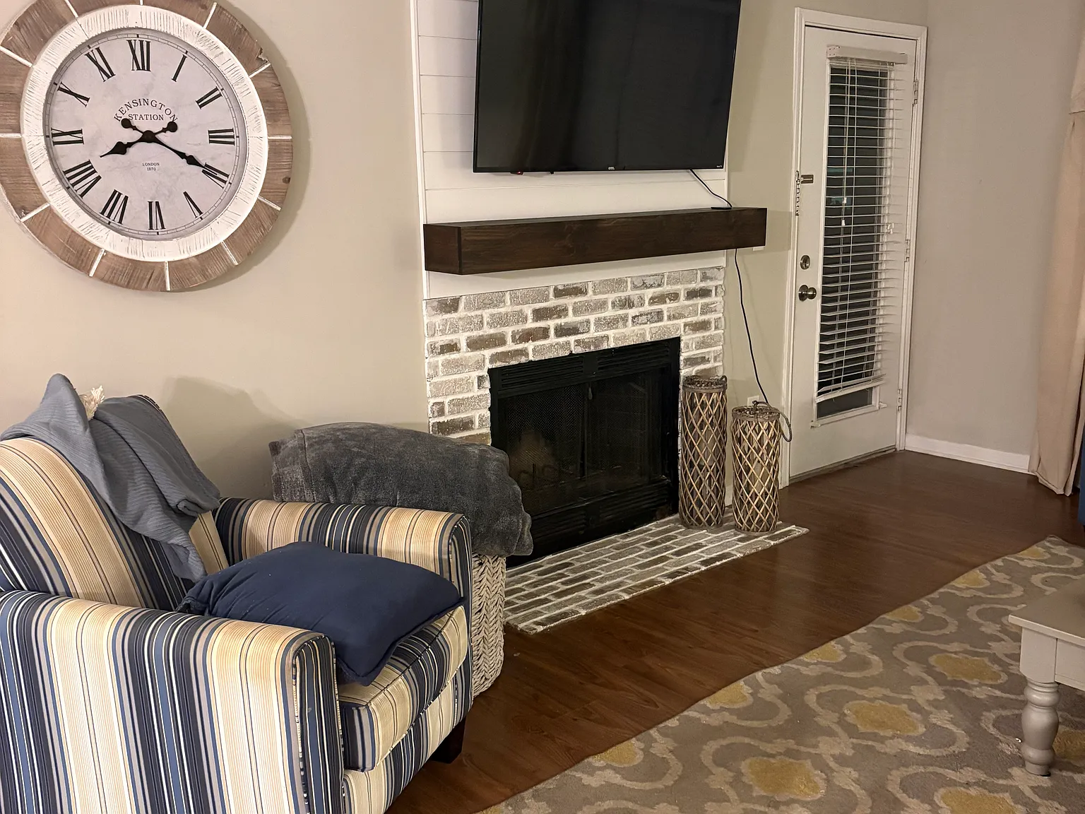 3 bed, 1329 sqft, $3,200 — Photo 2