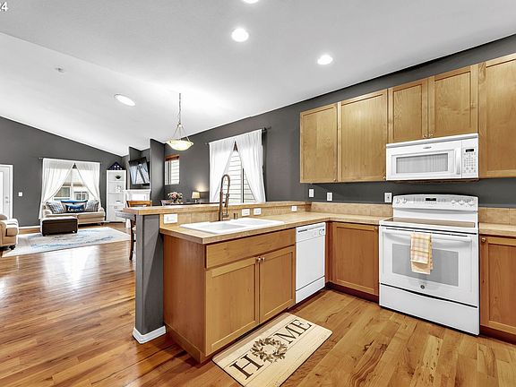 4th image of 5921 NE 49th St