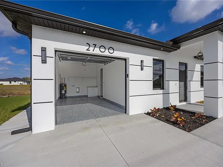 2700 49th St SW — Photo 3