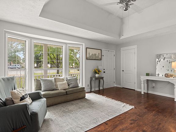 3rd image of 105 Pebble Creek Ct
