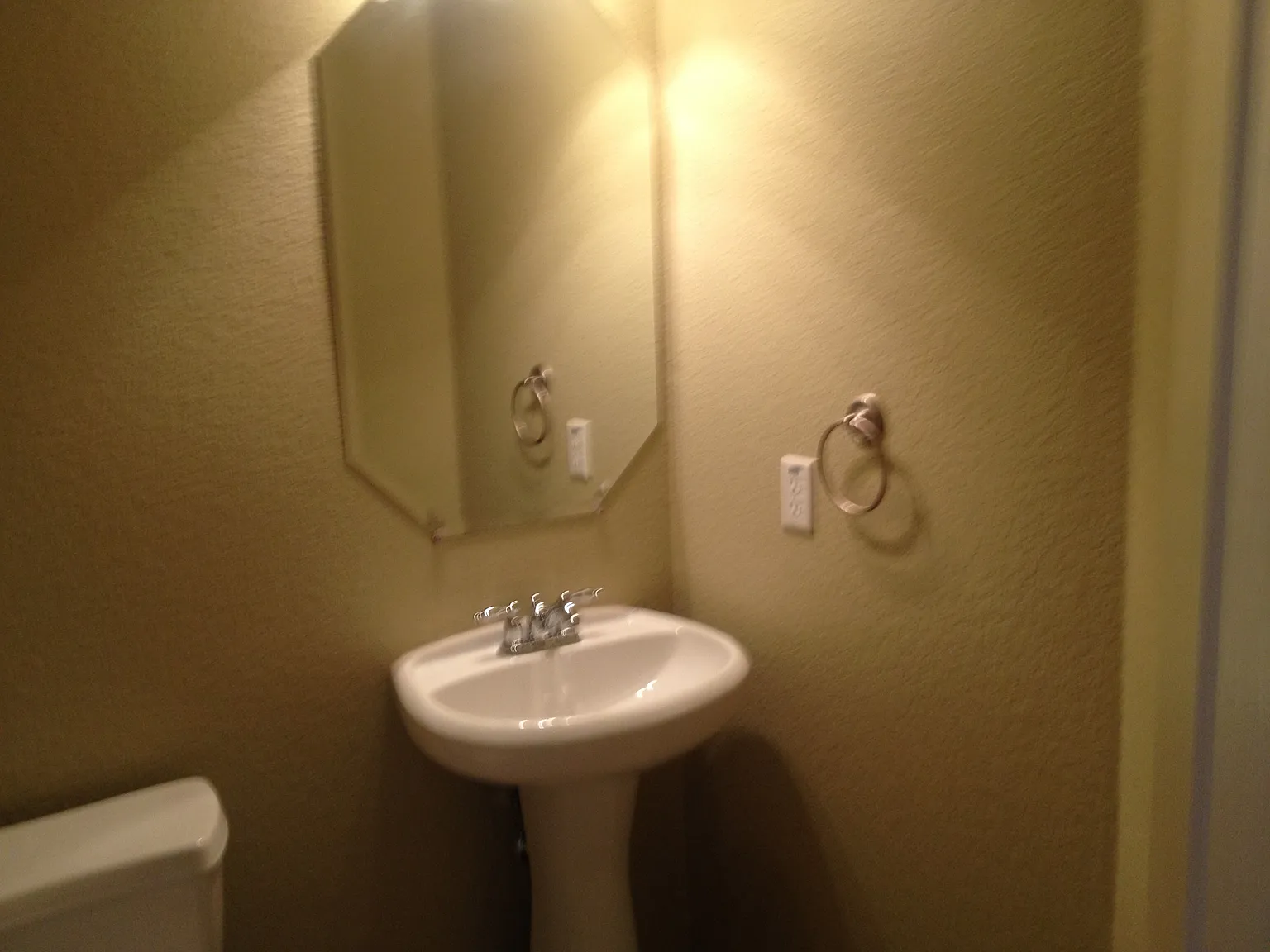 3 bed, 2.5 bath, 1916 sqft, $2,800 — Photo 2