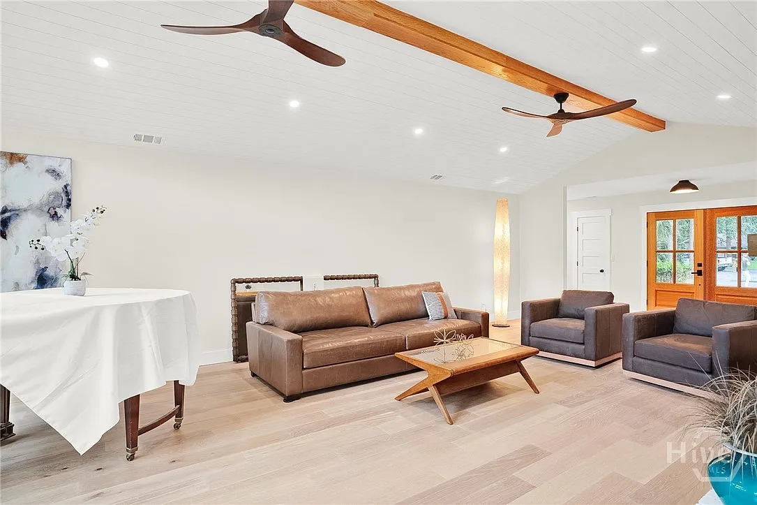 3 bed, 2.5 bath, 2855 sqft, $6,950 — Photo 2