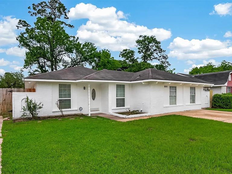 6311 Tall Willow Dr — Photo 2