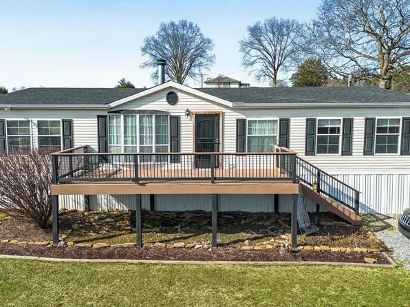 704 N Country Ln, Kodak, TN 37764