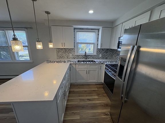 4th image of 321 Budlong Rd