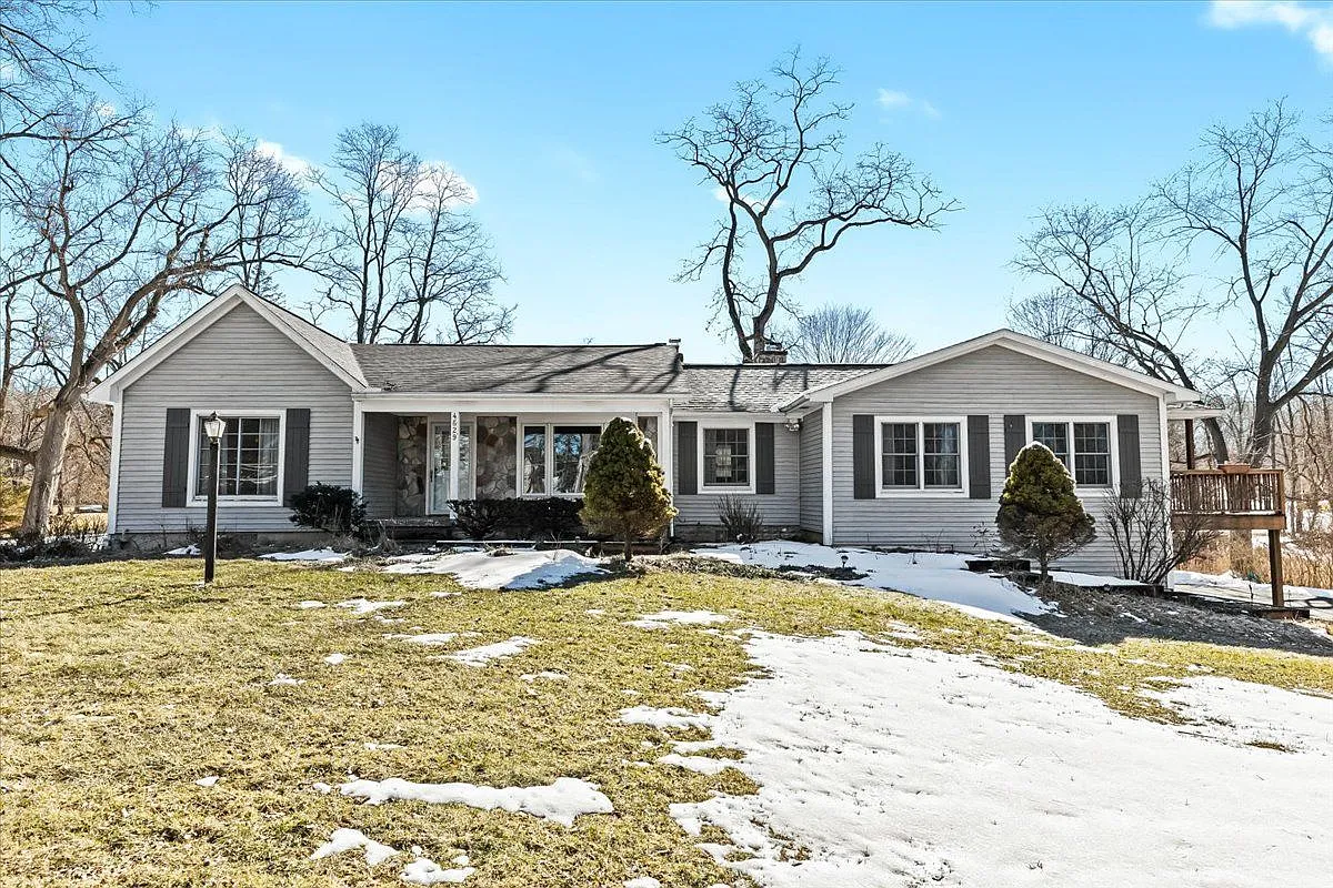 4529 Pleasant Valley Rd photo 1