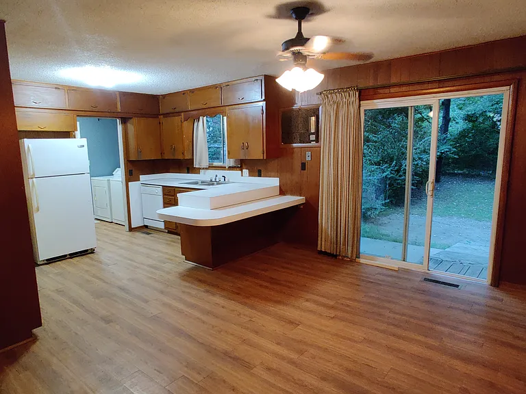 1351 N Stephens Ave — Photo 3