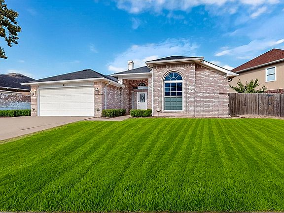 5th image of 211 Ember Glen Dr