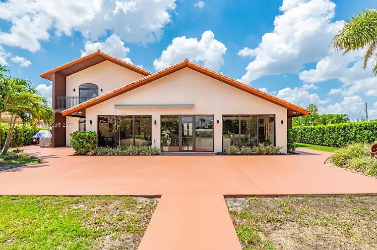 5 bed, 3.5 bath, 5000 sqft, $7,950 — Photo 2