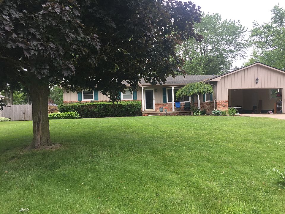 Large yard w/mature maples