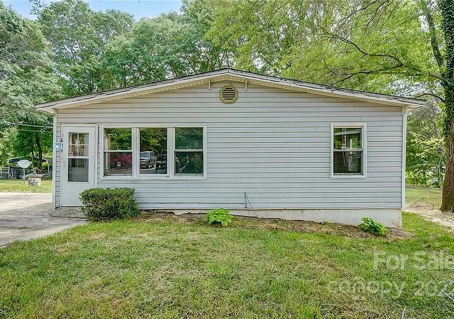 Room in 5 Bedroom Home at Hart St — Photo 1
