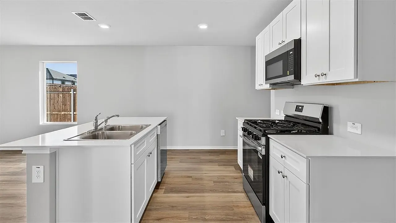 3 bed, 1280 sqft, $2,200 — Photo 3