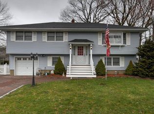 26 Kuhn Ct, Saddle Brook, NJ 07663