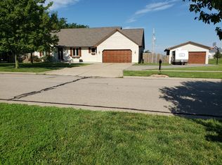 3027 SE Peck Rd, Topeka, KS 66605