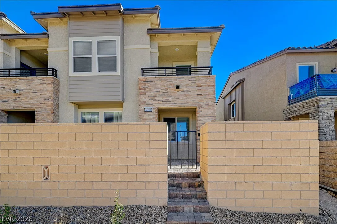 4 bed, 3.0 bath, 1926 sqft, $2,000 — Photo 1